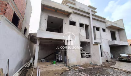 Sobrado no Capão Raso com três quartos/suíte e terraço