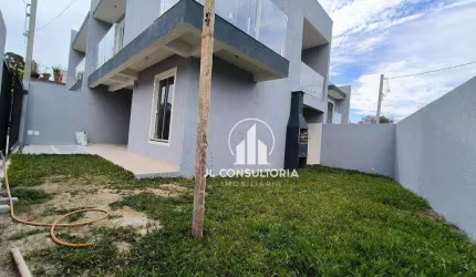 Sobrado de esquina com três quartos e amplo espaço de terreno