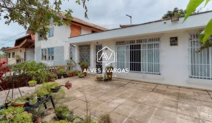 Casa com 5 quartos à venda na Alexandre Dalcuch, 132, Bacacheri, Curitiba por R$ 700.000
