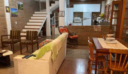 CASA 4D no bairro Santa Tereza em Porto Alegre