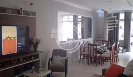 Sobrado no Villa dos Inglezes com 4 dormitórios e 1 suíte