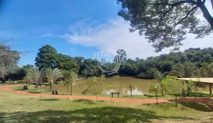 Terreno em condomínio com lago