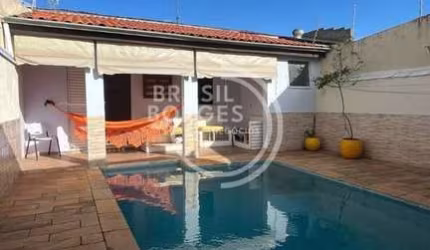 CASA TÉRREA COM PISCINA 02 DORMITÓRIOS 01 SUÍTE 03 VAGAS