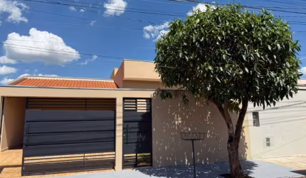 Linda Casa Térrea no Recanto das Primaveras.C/ 3 dorms,2 vagas.Oportunidade!!