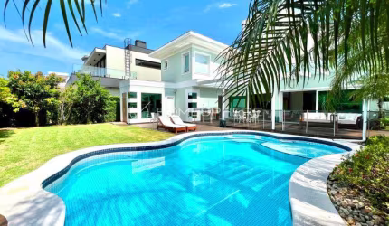 Jurerê Internacional Casa à venda em Jurerê Internacional, Florianópolis - SC. Mobiliada, 573 m², 6 suítes, jardim, piscina, área gourmet e 4 vagas.
