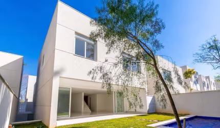 Casa de condomínio à venda na Rua Manuel Ribeiro da Cruz. 398 m², amplo jardim privativo, 4 suítes e 5 vagas. Hípica Garden na Granja Julieta