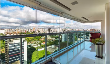 Condomínio Torre de Cristal Avenida Açocê, 92. Cobertura à venda em Moema, 377 m², 3 suítes, varanda com piscina, 6 vagas e lazer. Vista para o Parque Ibirapuera