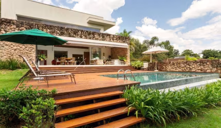 Casa de Condomínio à venda em Vila de São Fernando, Rua Moravia. Projeto MIA Arquitetura, 600 m², 4 suítes, piscina aquecida e varanda gourmet.