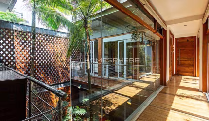 Casa à venda Rua Manuel Mendes Fernandes. Casa à venda Vila Nova Conceição, 3 quartos, sendo 3 suítes, 245 m², projeto do arquiteto Galvez  e 2 vagas. A 850 metros do Parque Ibirapuera