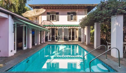 Casa à venda na Rua Timbuíba - Alto de Pinheiros. Casa à venda, 568 m², 3 quartos, piscina rodeada por jardim, quadra e 8 vagas.