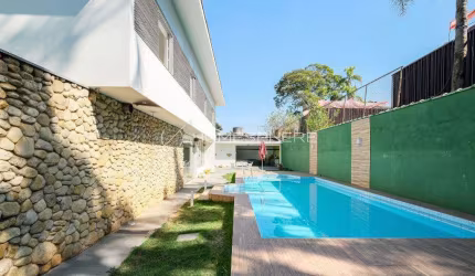 Casa à venda na Rua Dona Elisa Moraes Mendes - SP. Casa à venda em Alto de Pinheiros, 600 m², 4 quartos, sendo 4 suítes, piscina, área gourmet e 6 vagas. Casa à venda em Alto de Pinheiros, São Paulo -