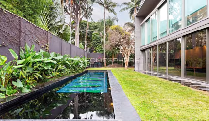 Rua México, Jardim América. Casa à venda em Jardim América em frente ao Clube Paulistano, 1000m², 3 suítes, piscina, jardim com paisagismo por Hanazaki, projeto AMZ, Raquel Silveira/Vera Niemeyer e Be