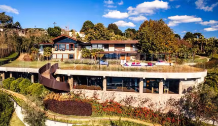 Condomínio Pedra Do Fogo Campos do Jordão. Casa de Condomínio à venda com Arquitetura e decoração Abbud Aguilar e Paisagismo Carlos Orsini. 6 suítes, heliponto, acadamia, piscina e vista para o vale