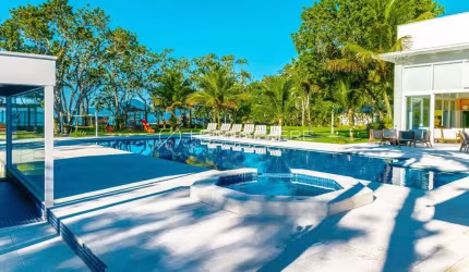 Casas de Condomínio à venda em Tenório, Ubatuba - SP. Casa à venda pé na areia na Praia do Tenório, 980 m², 7 suítes, piscina, área gourmet e amplo jardim com vista para o mar