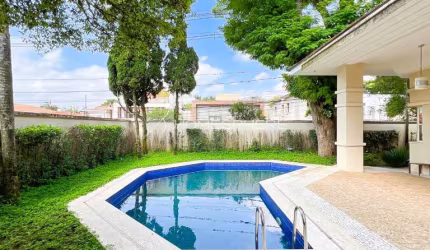 Jardim Paulista Rua Henrique Martins. Casa à venda na Rua Henrique Martins - Jardim Paulista, 427 m², 4 suítes, jardim com piscina, projeto de Ricardo Julião e paisagismo de Maria João d'Orey e 4 vaga