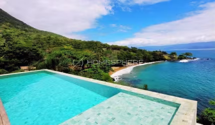 Casa  com  vista cinematográfica e arquitetura contemporânea a beira mar.