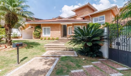 Casa de condomínio com 500 m², 4 quartos sendo 4 suítes à venda no coração Alphaville.