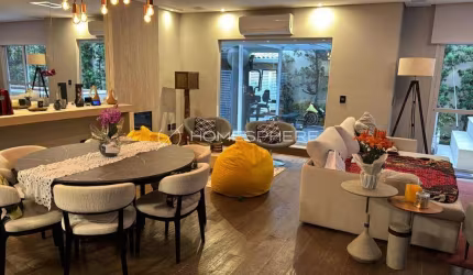 Casa em Condomínio  com 300 m², 4 quartos sendo 3 suítes à venda no bairro Panamby.