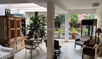 Linda Casa com 391 m² jardim amplo, 4 quartos sendo 4 suítes à venda no bairro Campo Belo.