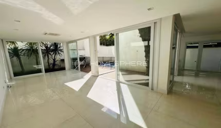 Casa de condomínio com 365 m², 4 quartos sendo 4 suítes à venda no bairro Jardim Petrópolis.