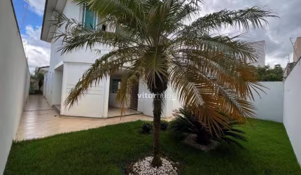 belíssimo Sobrado no Bairro Santa Mônica , 281 M², 3 quarto sendo um suite, vale a pena conferir.