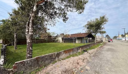 Casa à venda em Praia de Leste com espaço e terreno