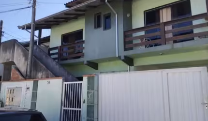 CASA A VENDA COM 4 KITNETS NO TERRENO