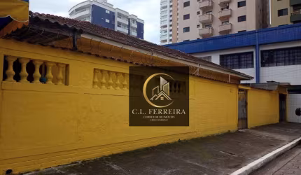 Casa isolada de esquina  com 3 quartos  à 100  mts da praia na Aviação - Praia Grande/SP