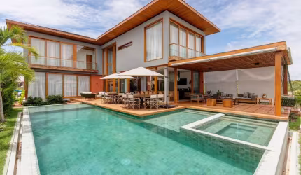 Casa Residencial à venda em Mata de São João - Praia do Forte,332m2,5 suítes,7banheiros,4vagas de garagem, piscina, mobiliado,jardim, espaço gourmet.