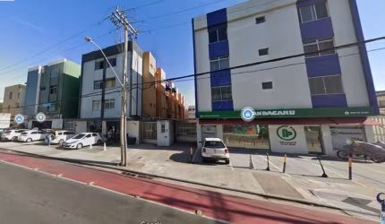 Apartamento com 2 quartos, sendo uma suíte, dependência, sala ampla, cozinha com armários, área de serviço, banheiro e garagem ampla.