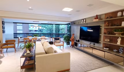 APARTAMENTO QUATRO SUÍTES,  REVERTIDO PARA 3 SUÍTES COM A MASTER COM SUPER CLOSET, 2 VARANDAS INCORPORADAS A SALA, LAVABO, COZINHA, DESPENSA ÁREA DE SERVIÇO E DEPENDÊNCIA COMPLETA.