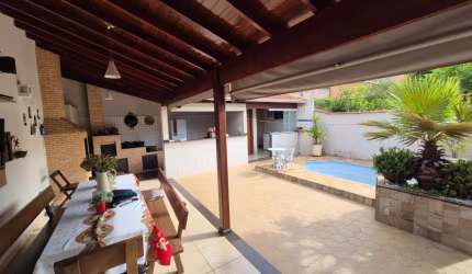 Belíssima casa a venda no centro de Pouso Alegre