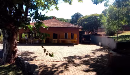 Chácara com lago, piscina e casa de caseiro