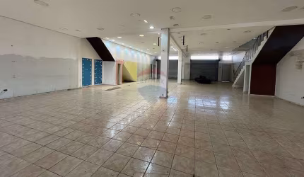 Salões comerciais piso térreo e superior no bairro do Jacaré em Cabreúva