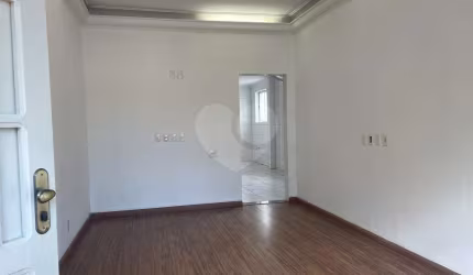 Casa térrea com 3 quartos à venda em Vila Mathias - SP