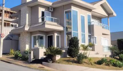 Maravilhoso sobrado com 4 suítes, área gourmet e piscina.