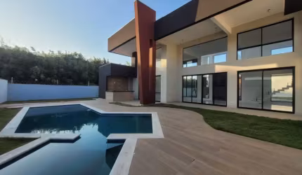 Linda casa para locação em condomínio com 4 suítes, área gourmet e piscina.