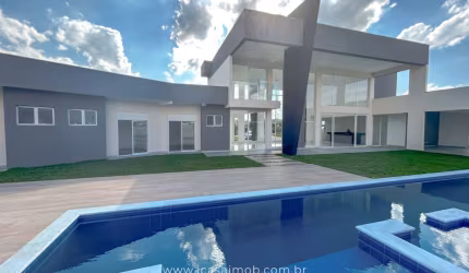 Casa de alto padrão em condomínio no Urbanova.