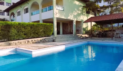 Ponta Negra: Espetacular Casa Triplex com Piscina em Terreno Arborizado de 900m²