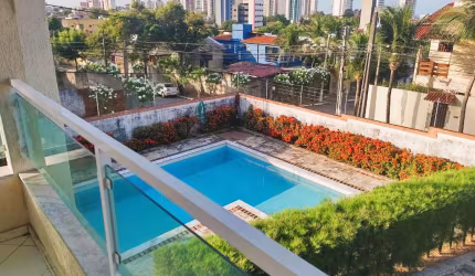 Ponta Negra: Espetacular Casa Triplex com Piscina em Terreno Arborizado de 900m²