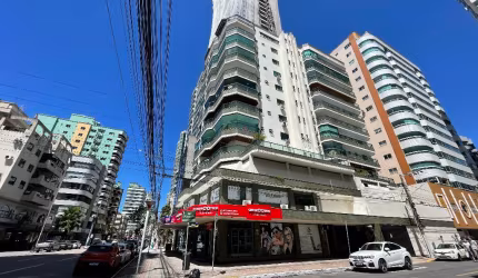 Predio frante avenida Nereu Ramos, 50m do mar...