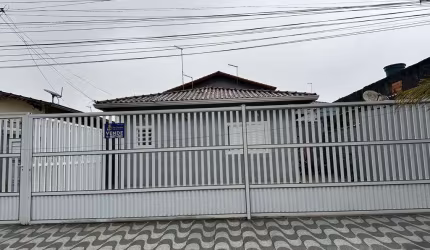 Casa à Venda em Praia Grande, 2 dormitórios, Jardim Princesa - R$250 mil