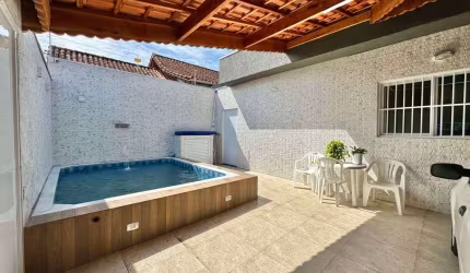 Casa à Venda em Praia Grande, 3 dormitórios, Ocian - R$900 mil