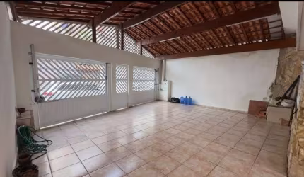 Casa à Venda em Praia Grande, 3 dormitórios, Caiçara - R$850 mil