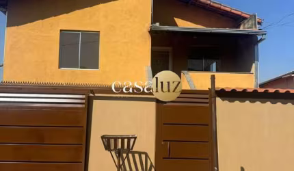 Casa dois pavimentos localizada no bairro Serra Azul/ Sarzedo