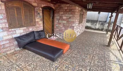 Casa com loja localizada no bairro Santo Antônio /Sarzedo