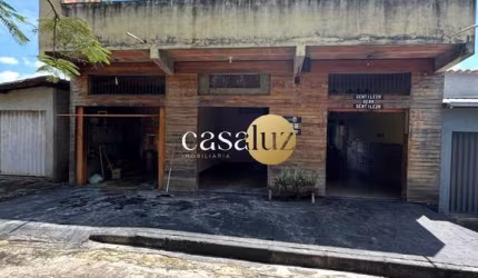 Casa com 2 lojas localizada no bairro Santo Antônio/ Sarzedo