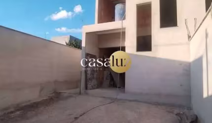 Casa duplex geminada em construção localizada no bairro Serra Azul /Sarzedo