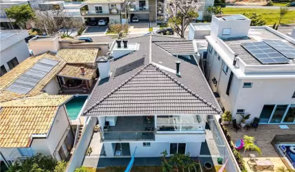 Casa em localização privilegiada dentro do condomínio. Vista única para o por do sol, 4 suítes , 4 vagas, segurança 24 HS..