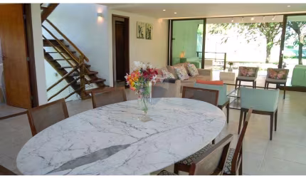 Viva o Luxo à Beira do Paraíso: Exclusiva Residência no Condomínio Toquinho!